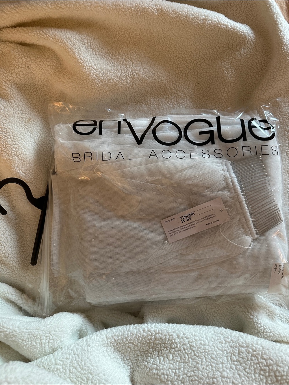 Bridal Tulle Cathedral Veil - White
enVogue bridal veil - Picture 5 of 8